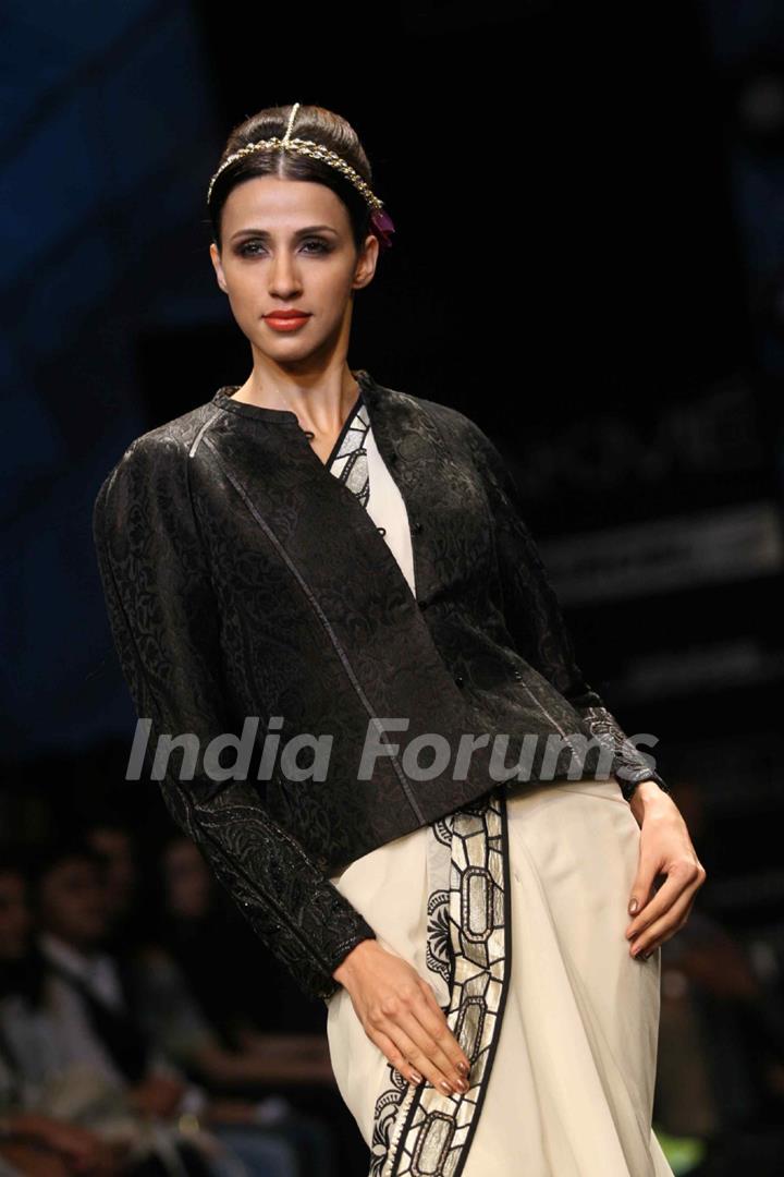 Aircel Presented J J Valaya’s Sensational Regal Tasveer Couture Collection That Ended The First Day And Entralled The Audience At Lakmé Fashion Week Winter/Festive 2011