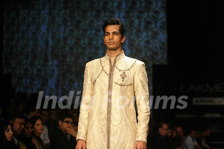 Aircel Presented J J Valaya’s Sensational Regal Tasveer Couture Collection That Ended The First Day And Entralled The Audience At Lakmé Fashion Week Winter/Festive 2011