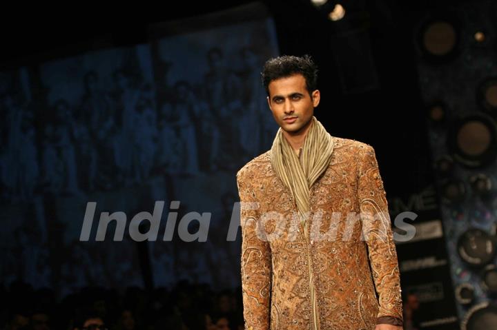 Aircel Presented J J Valaya’s Sensational Regal Tasveer Couture Collection That Ended The First Day And Entralled The Audience At Lakmé Fashion Week Winter/Festive 2011