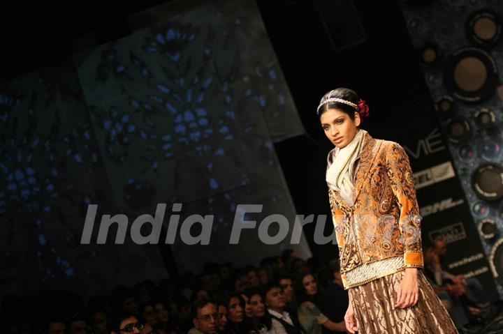 Aircel Presented J J Valaya’s Sensational Regal Tasveer Couture Collection That Ended The First Day And Entralled The Audience At Lakmé Fashion Week Winter/Festive 2011