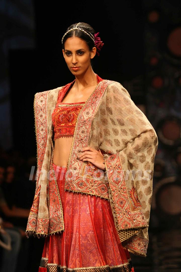 Aircel Presented J J Valaya’s Sensational Regal Tasveer Couture Collection That Ended The First Day And Entralled The Audience At Lakmé Fashion Week Winter/Festive 2011