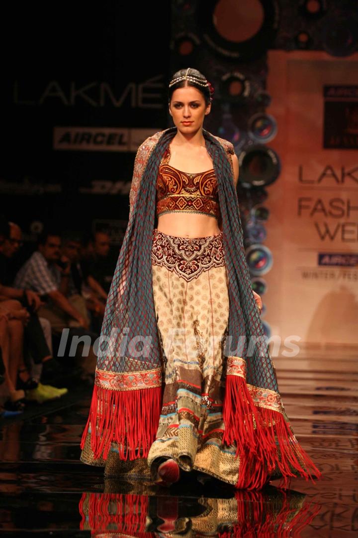 Aircel Presented J J Valaya’s Sensational Regal Tasveer Couture Collection That Ended The First Day And Entralled The Audience At Lakmé Fashion Week Winter/Festive 2011