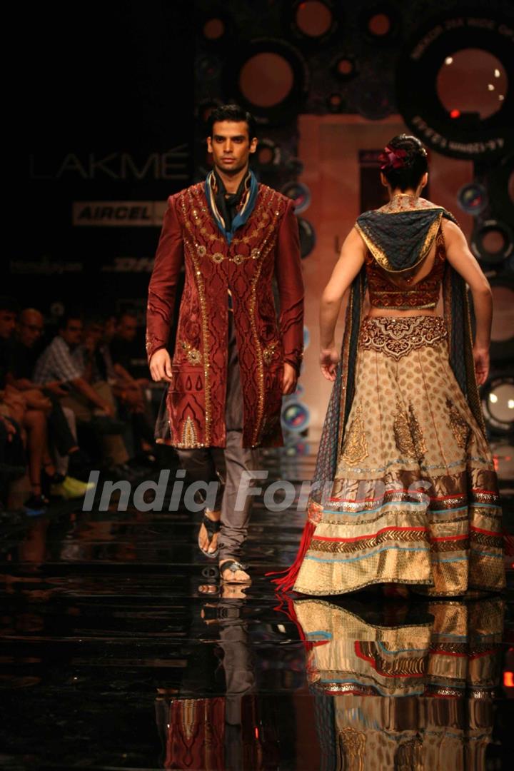 Aircel Presented J J Valaya’s Sensational Regal Tasveer Couture Collection That Ended The First Day And Entralled The Audience At Lakmé Fashion Week Winter/Festive 2011