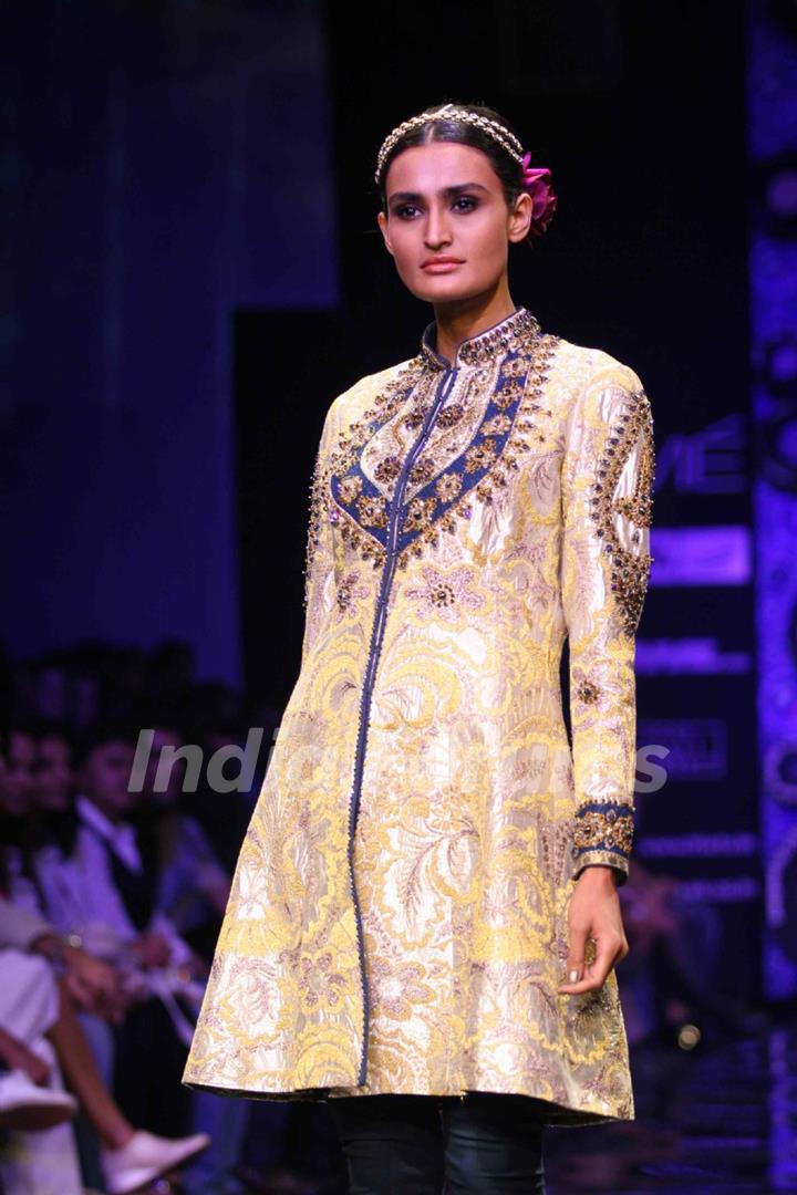 Aircel Presented J J Valaya’s Sensational Regal Tasveer Couture Collection That Ended The First Day And Entralled The Audience At Lakmé Fashion Week Winter/Festive 2011