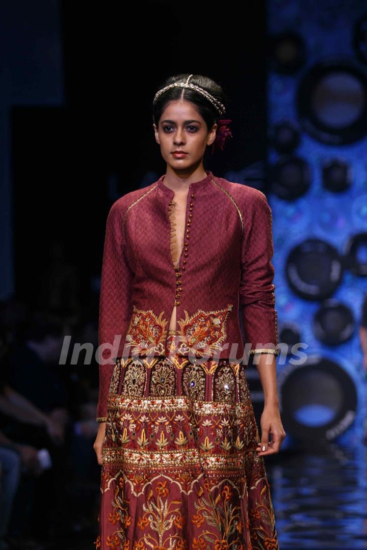 Aircel Presented J J Valaya’s Sensational Regal Tasveer Couture Collection That Ended The First Day And Entralled The Audience At Lakmé Fashion Week Winter/Festive 2011