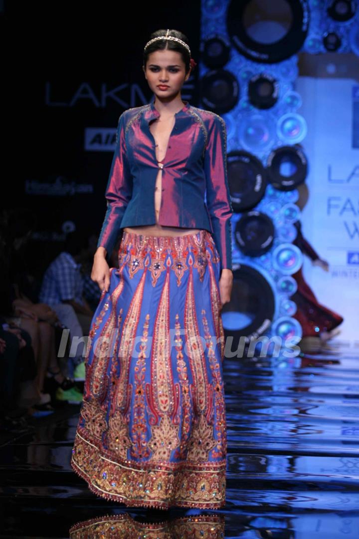 Aircel Presented J J Valaya’s Sensational Regal Tasveer Couture Collection That Ended The First Day And Entralled The Audience At Lakmé Fashion Week Winter/Festive 2011