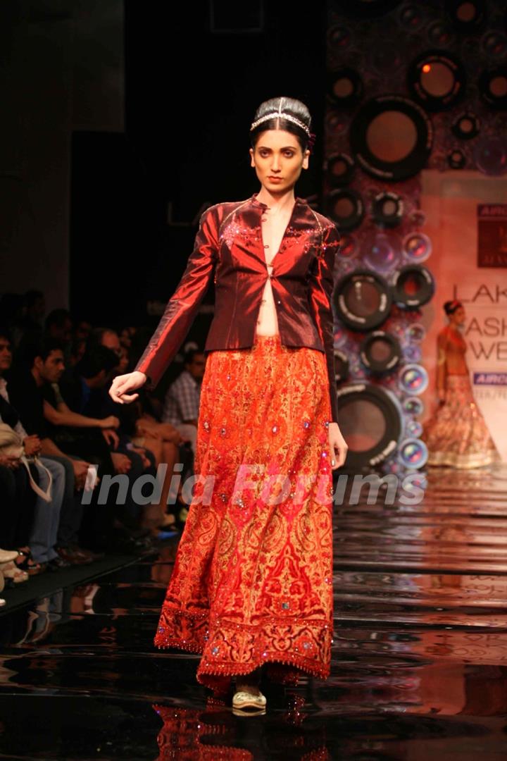 Aircel Presented J J Valaya’s Sensational Regal Tasveer Couture Collection That Ended The First Day And Entralled The Audience At Lakmé Fashion Week Winter/Festive 2011