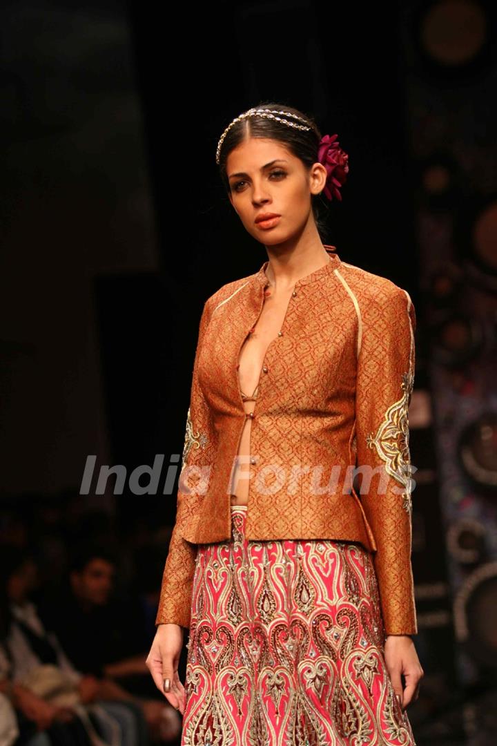 Aircel Presented J J Valaya’s Sensational Regal Tasveer Couture Collection That Ended The First Day And Entralled The Audience At Lakmé Fashion Week Winter/Festive 2011