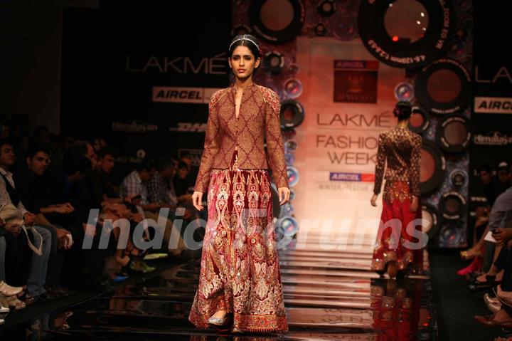 Aircel Presented J J Valaya’s Sensational Regal Tasveer Couture Collection That Ended The First Day And Entralled The Audience At Lakmé Fashion Week Winter/Festive 2011