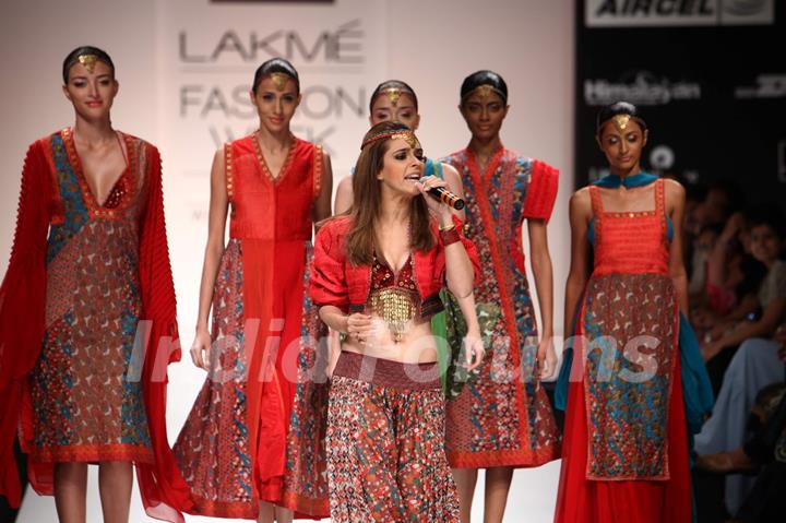 Raageshwari Loomba at Lakme Fashion Week 2011 Day 2, in Mumbai