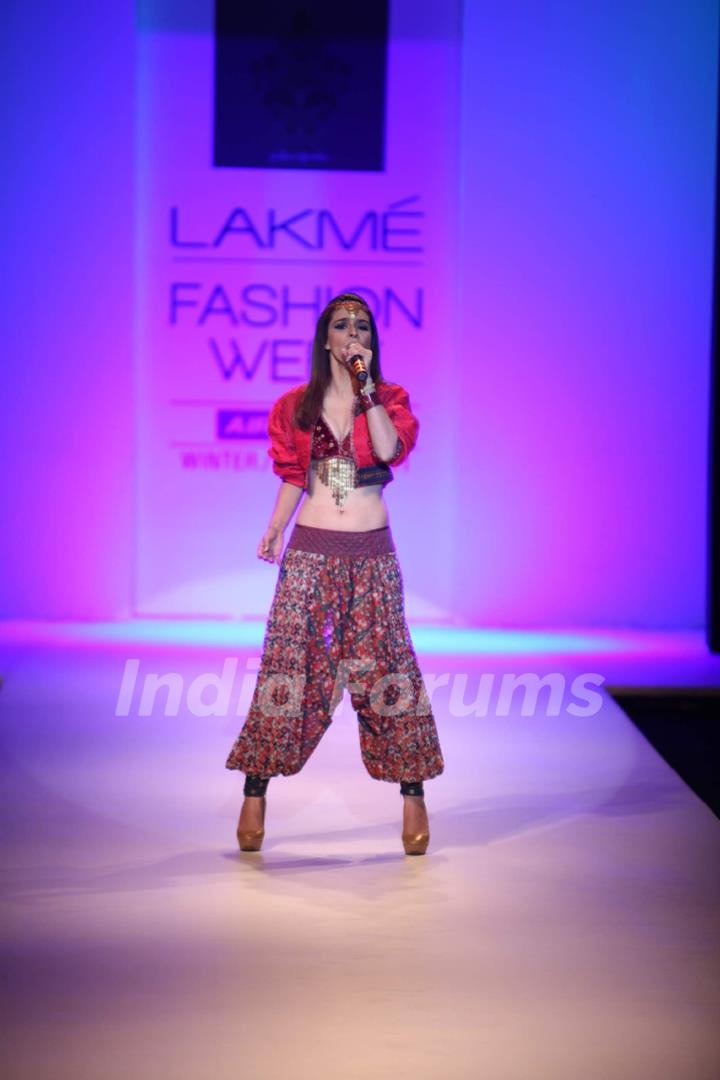 Raageshwari Loomba at Lakme Fashion Week 2011 Day 2, in Mumbai