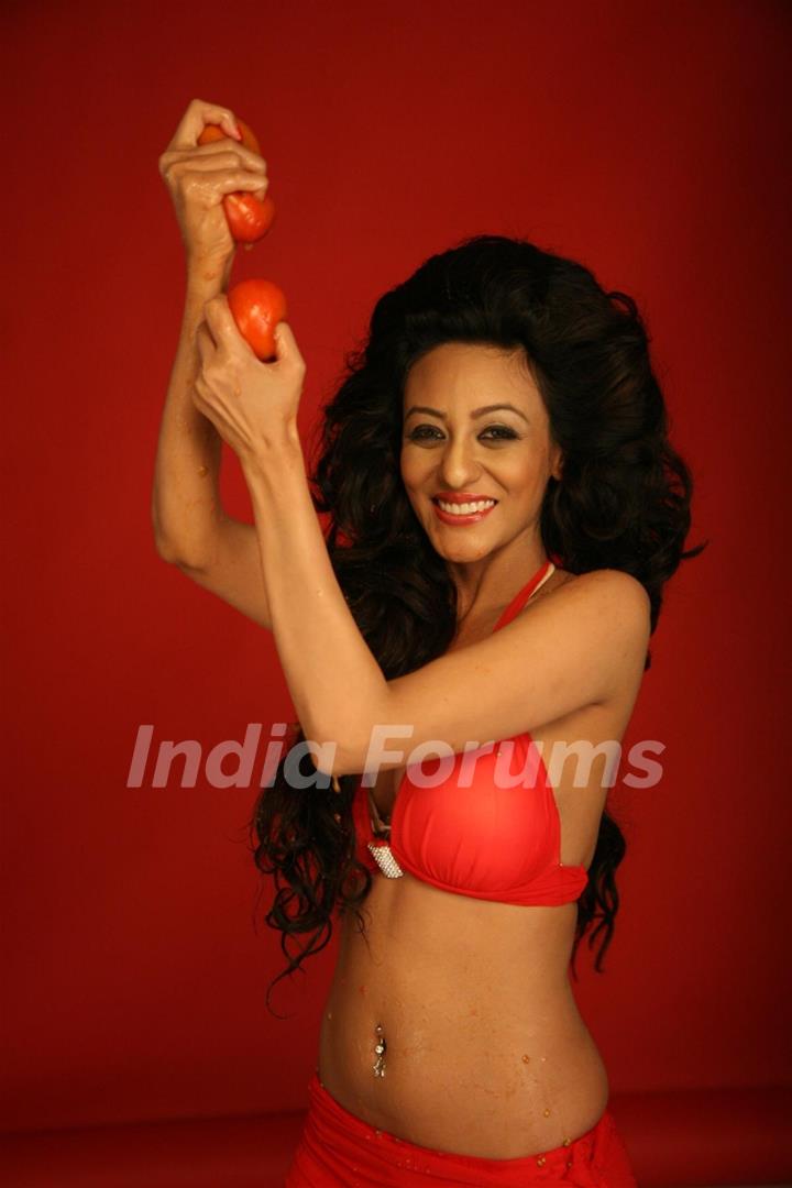 Model Vedita Pratap Singh plays with tomatoes and has fun in Mumbai