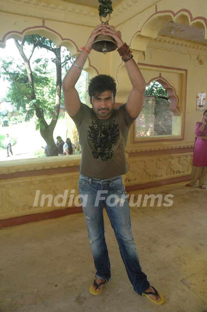 Arya Babbar at a shoot for film Mumbhai the Gangsters to support Anna Hazare at Kamalistan