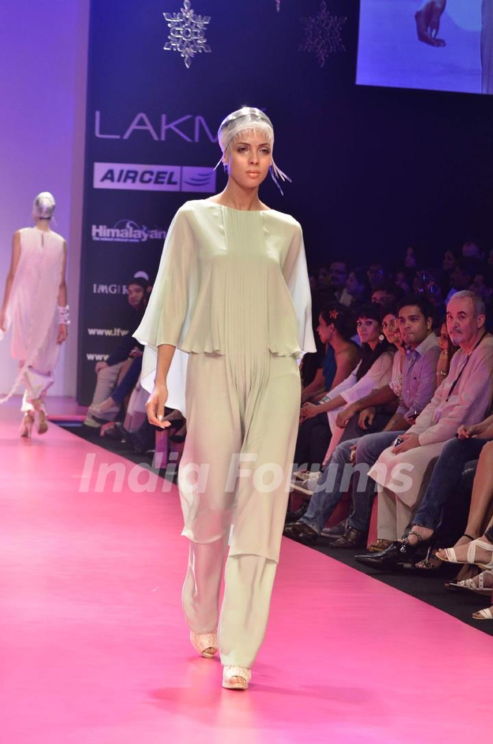Model displays designer Wendell Rodricks's creation during the Lakme Fashion Week Day 4 in Mumbai. .