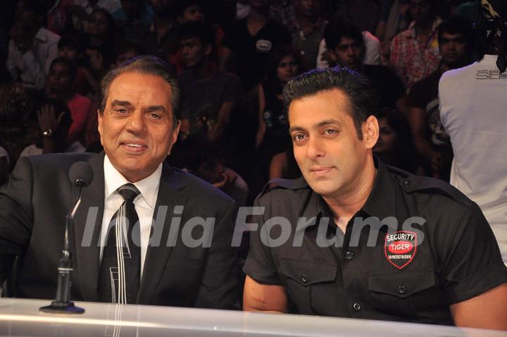 Dharmendra and Salman Khan promotes Bodyguard on the sets of