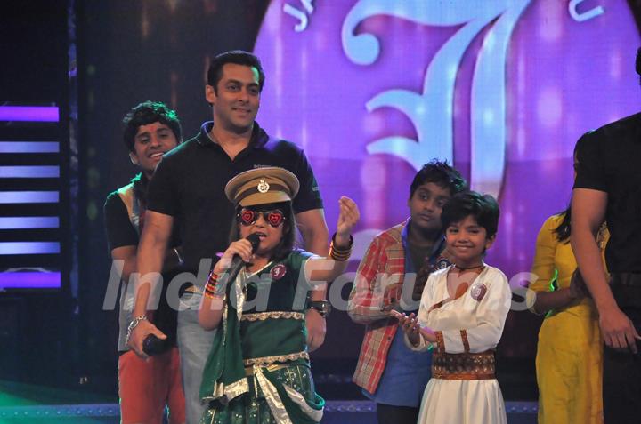 Salman Khan on the sets of Sa Re Ga Ma Lil Champs to promote Bodyguard at Famous Studio. .