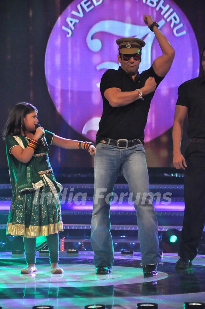 Salman Khan on the sets of Sa Re Ga Ma Lil Champs to promote Bodyguard at Famous Studio. .