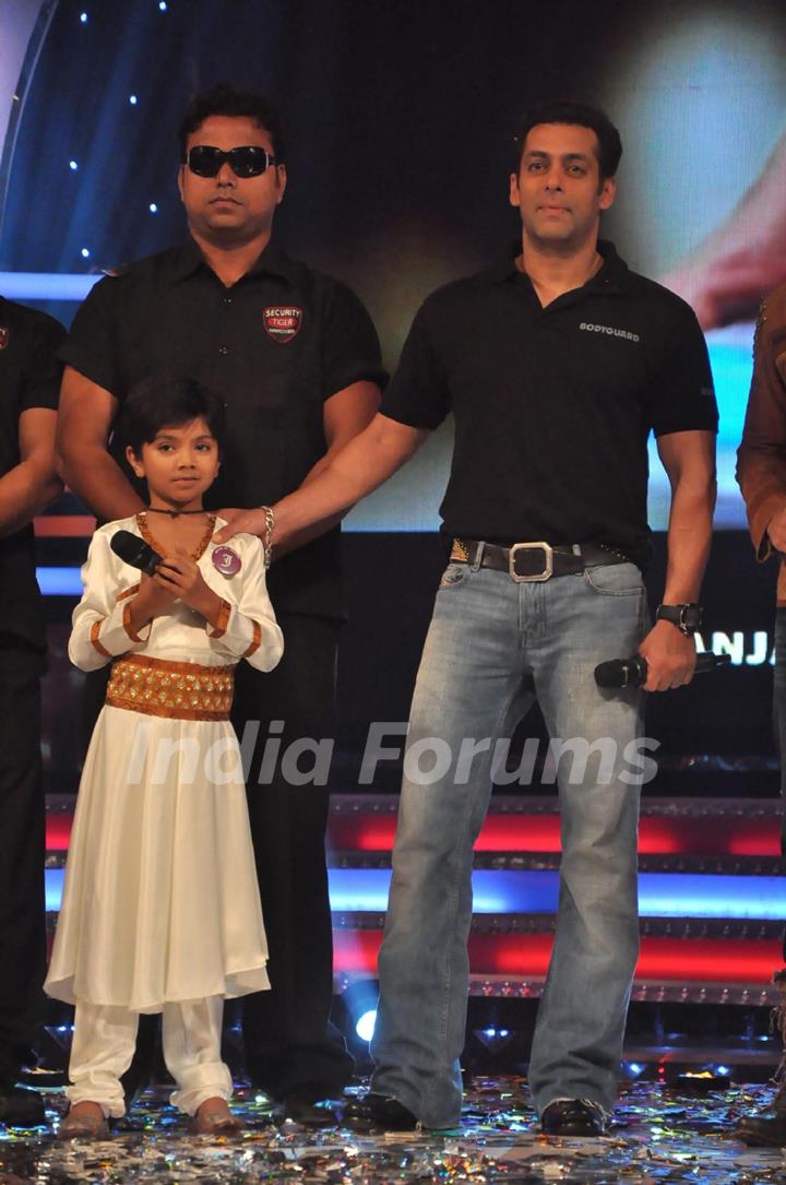 Salman Khan on the sets of Sa Re Ga Ma Lil Champs to promote Bodyguard at Famous Studio. .