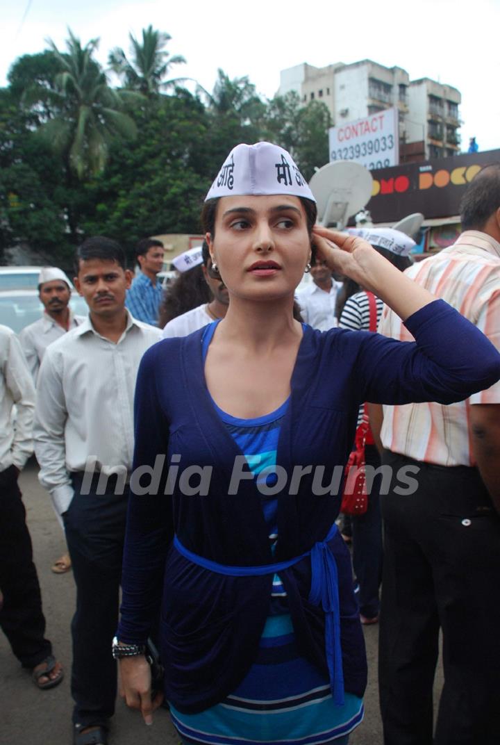 Monica Bedi support Anna Hazare at Juhu