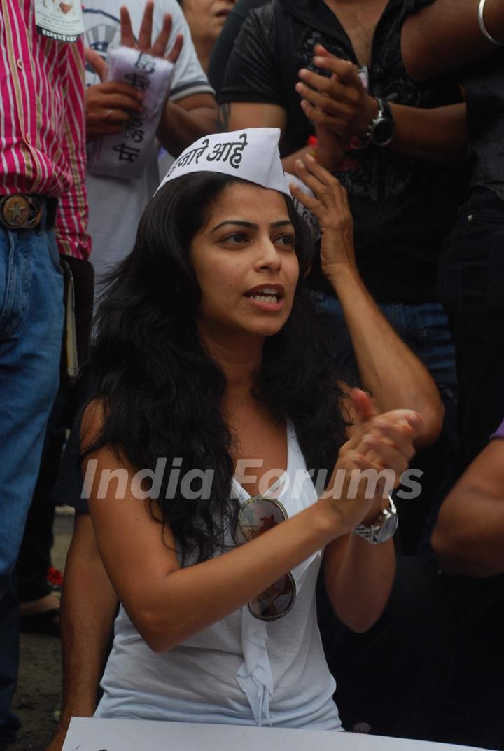 Shweta Keswani support Anna Hazare at Juhu