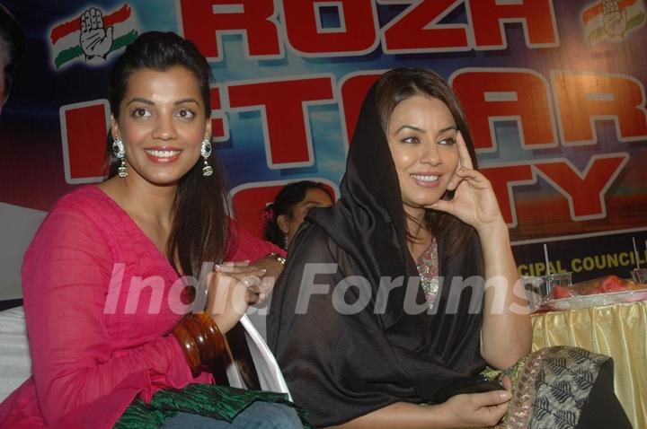 Mugdha Godse and Mahima Chaudhry at Iftar party hosted by Babloo Aziz at Sanatacruz