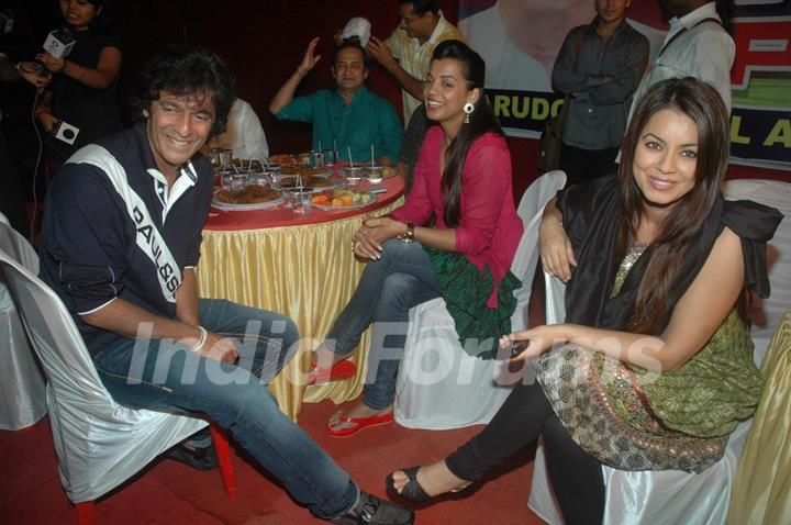 Mugdha Godse, Chunky Pandey and Mahima Chaudhry at Iftar party hosted by Babloo Aziz at Sanatacruz