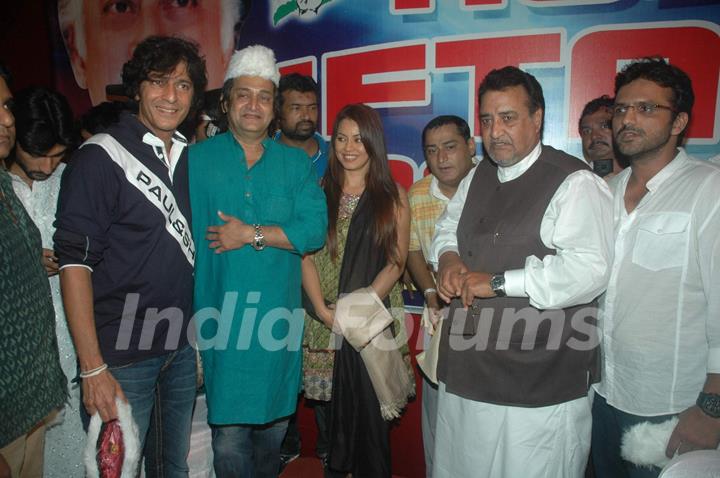 Mahesh Manjrekar, Chunky Pandey and Mahima Chaudhry at Iftar party hosted by Babloo Aziz at Sanatacr