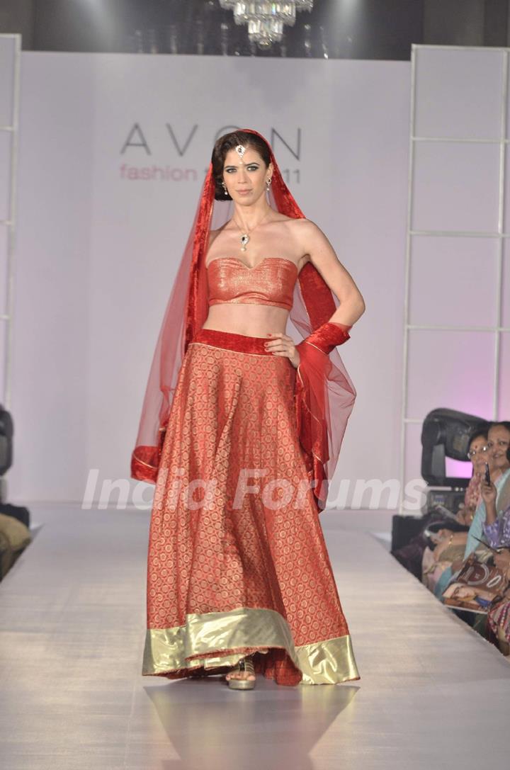 Leading model at Avon Jewellery Fashion Show at Trident