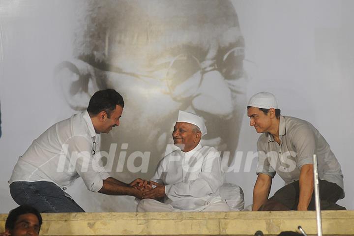 Aamir Khan and Rajkumar Hirani with Anna Hazare at Ramlila Maidan in Delhi