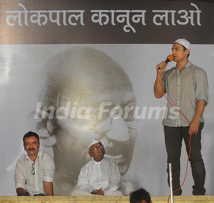 Aamir Khan and Rajkumar Hirani with Anna Hazare at Ramlila Maidan in Delhi