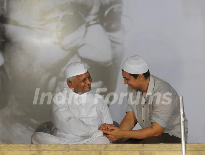 Aamir Khan with Anna Hazare at Ramlila Maidan in Delhi