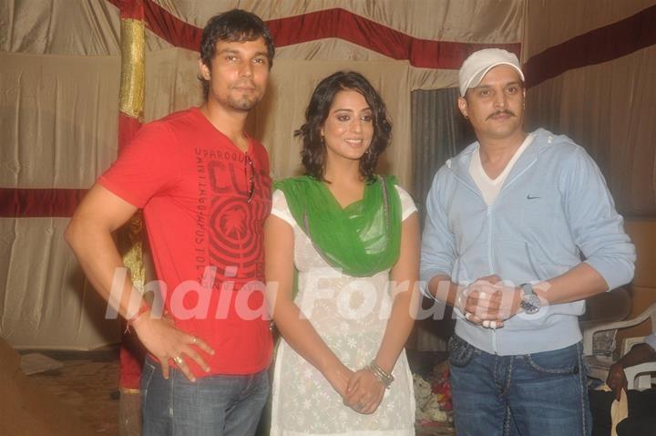 Mahie Gill and Jimmy Shergill paying devote to Lord Ganesha during the occasion of Ganesh Chaturthi