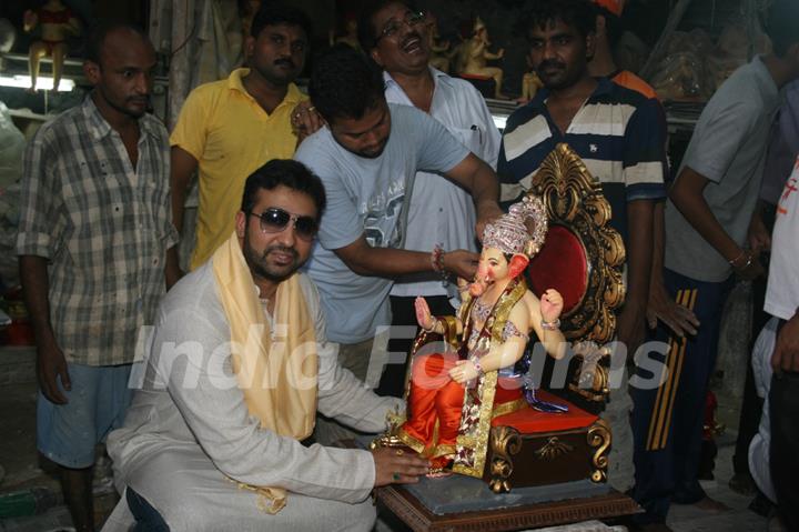 Shilpa Shetty's husband Raj Kundra taking home Ganesh idol from Lalbaug, Mumbai