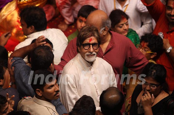 Amitabh Bachchan visits Lalbaugcha Raja Ganesh Idol