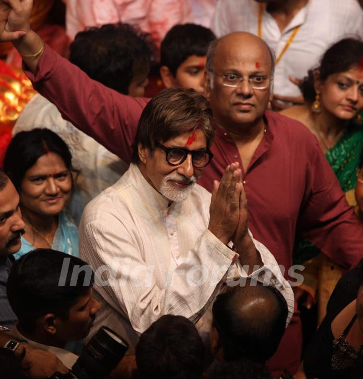 Amitabh Bachchan visits Lalbaugcha Raja Ganesh Idol