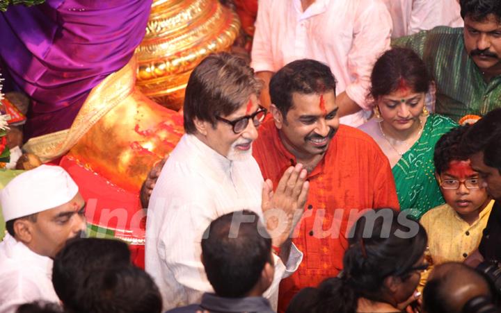 Amitabh Bachchan and Shankar Mahadevan visits Lalbaugcha Raja Ganesh Idol