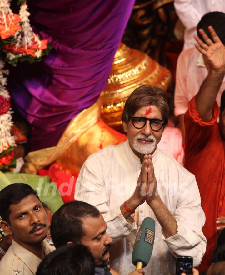 Amitabh Bachchan visits Lalbaugcha Raja Ganesh Idol