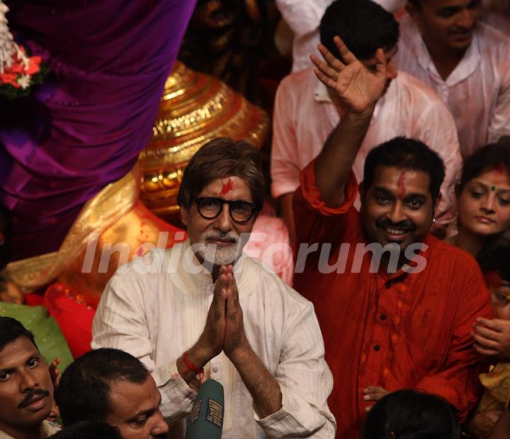 Amitabh Bachchan and Shankar Mahadevan visits Lalbaugcha Raja Ganesh Idol