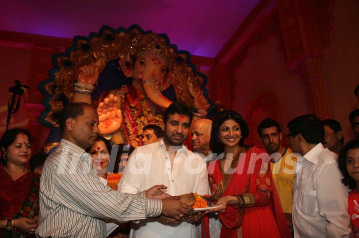Shilpa Shetty with Raj Kundra visits Chinchpokli Ganpati Pandal