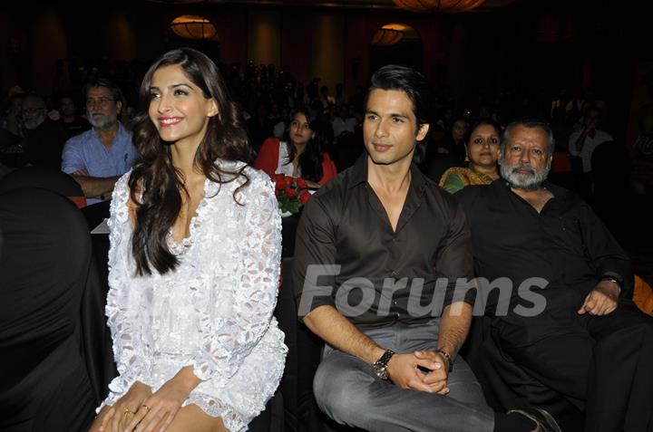 Pankaj, Shahid and Sonam at Music success party of film 'Mausam' at Hotel JW Marriott in Juhu, Mumba