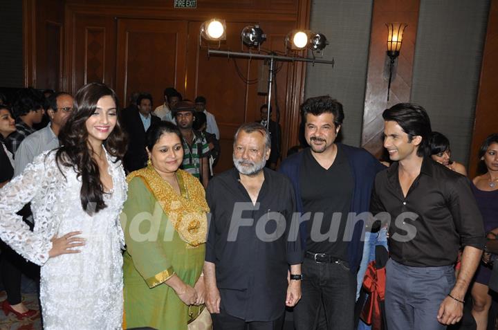 Anil, Shahid, Sonam, Supriya and Pankaj Kapoor at Music success party of film 'Mausam' at  JW Marrio