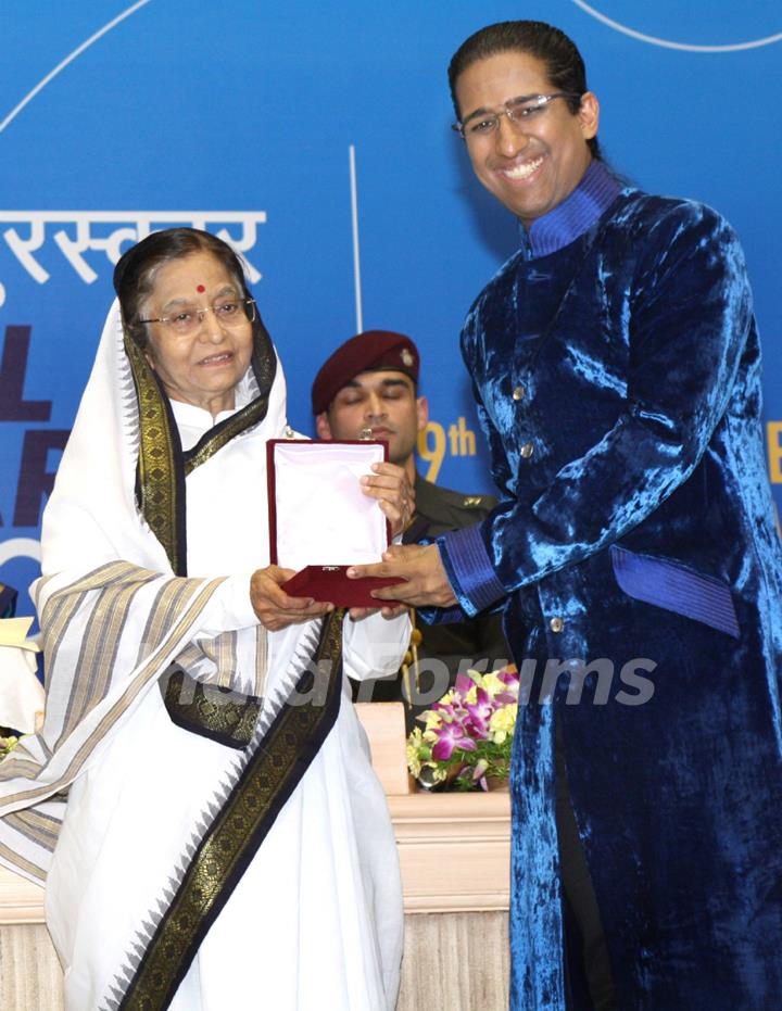 President Pratibha Devisingh Patil  presenting the ''Best Hindi Film  Award'' to Arindam Chaudhuri for his film ''Do Dooni Chaar