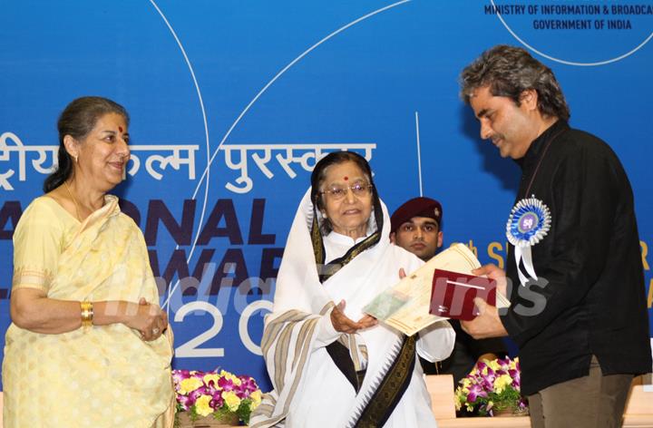 President Pratibha Devisingh Patil and Union Minister Ambika Soni  presenting the ''Best Music Direction(Songs) Award'' to Vishal Bhardwaj for  film ''Ishqiya