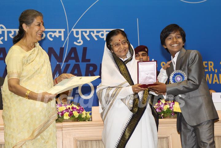 President Pratibha Devisingh Patil and Union Minister Ambika Soni  presenting the ''Best Child Actor