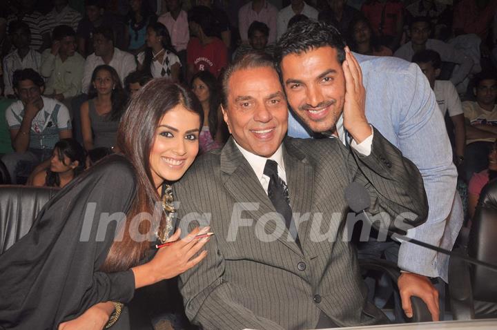 John Abraham, Dharmendra and Genelia Dsouza on the sets of India's Got Talent at Film City