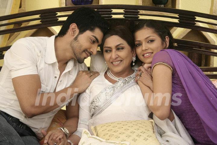 Maan and Geet with Dadima from show Geet Hui Sabse Parayi