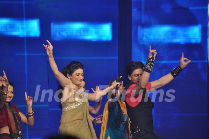 Shah Rukh shaking legs with Ragini Khanna at Ra.One music launch