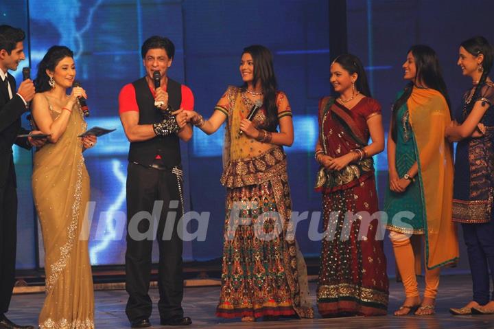 Shah Rukh with Ragini Khanna, Giaa Manek, Pooja Gor and Sanaya Irani at Ra.One music launch