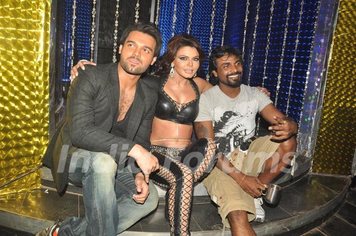 Mimoh Chakraborty, Remo Dsouza and Rakhi Sawant on the location of film 'Loot' at Chandivali