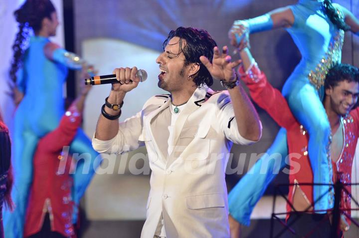 Salim Merchant sing a song at launch of film Aazaan music at Sahara Star